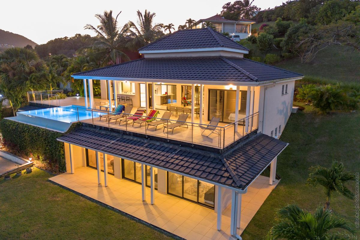 Location villa Martinique vue de drone de nuit 